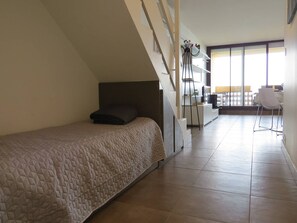 2 bedrooms - Seaside apartment with terrace and secure parking (Le Barcarès)