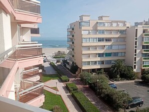 Property grounds - 2-room south-facing, terrace, 4 pers, beachfront (Canet-Plage)