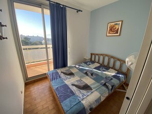 1 bedroom - 2-room south-facing, terrace, 4 pers, beachfront (Canet-Plage)