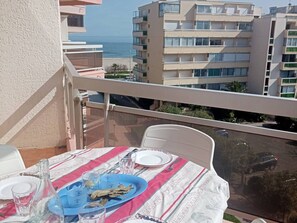 Outdoor dining - 2-room south-facing, terrace, 4 pers, beachfront (Canet-Plage)