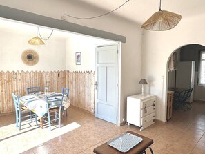Dining - Charming Village House, 50m from Beach, Terrace & Garden, Up to 4 Guests (Le Barcarès)