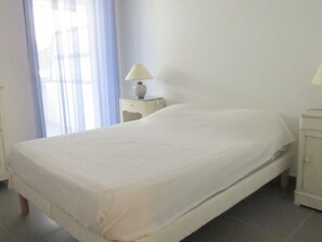 2 bedrooms, wheelchair access - Stunning Apartment Near Beach with Pool & Parking - Le Barcarès (Le Barcarès)