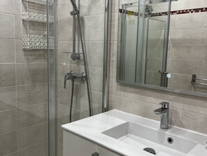Bathroom - 2-Bedroom Flat, 50m from the beach, near center (Canet-en-Roussillon)