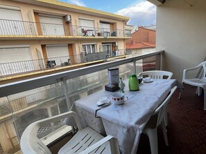 Outdoor dining - 2-Bedroom Flat, 50m from the beach, near center (Canet-en-Roussillon)