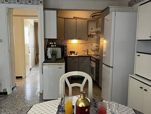 Fridge, microwave, oven, coffee/tea maker - 2-Bedroom Flat, 50m from the beach, near center (Canet-en-Roussillon)