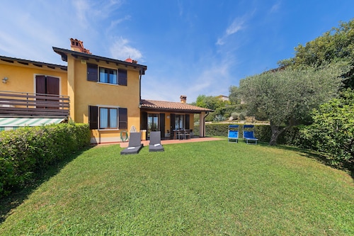 Detached house with stunning lake view and private garden