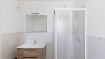 Dusche, Haartrockner, Bidet, Handtücher