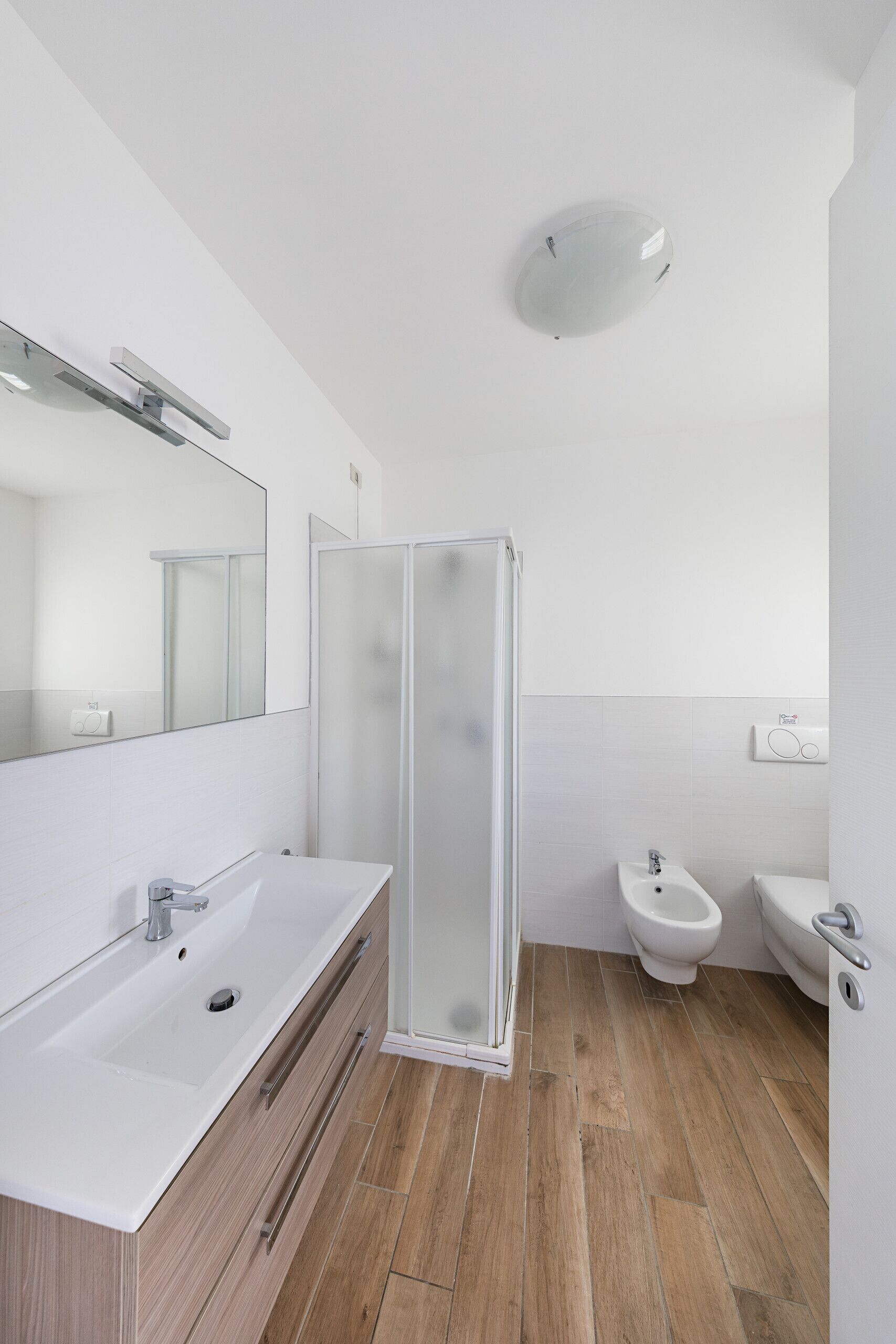 Een douche, een haardroger, een bidet, handdoeken