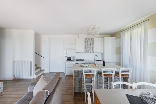 Detached house with stunning lake view and private garden