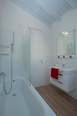 Shower, hair dryer, bidet, towels - Detached house with stunning lake view and private garden (Soiano del Lago)