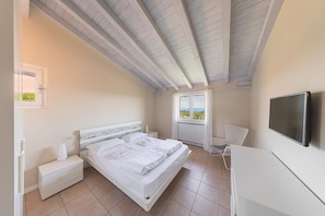 3 chambres, fer et planche à repasser, lit de bébé portatif