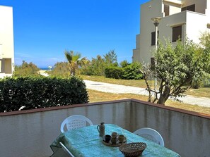 Outdoor dining - Ground Floor Apartment with Direct Beach Access, Sleeps 4 (Le Barcarès)