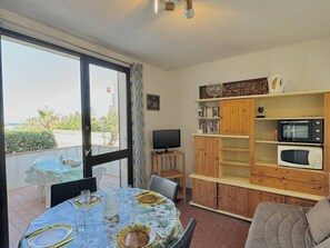 Dining - Ground Floor Apartment with Direct Beach Access, Sleeps 4 (Le Barcarès)