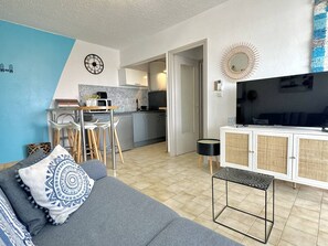 TV - Apartment 150m from the beach with air conditioning and private parking (Le Barcarès)