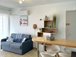 TV - Apartment 150m from the beach with air conditioning and private parking (Le Barcarès)