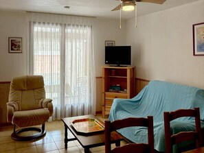 TV - Cozy House with Pool, 500m from Beach, Sleeps 5, Le Barcarès (Le Barcarès)