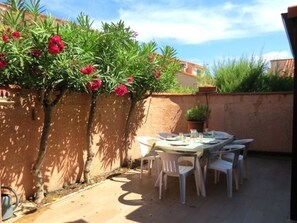 Outdoor dining - Cozy House with Pool, 500m from Beach, Sleeps 5, Le Barcarès (Le Barcarès)