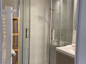 Bathroom - 2-bedroom apartment with pool and parking, sleeps 4 (Canet-en-Roussillon)