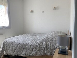 1 bedroom - 2-bedroom apartment with pool and parking, sleeps 4 (Canet-en-Roussillon)