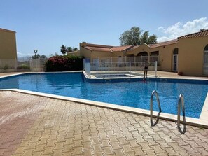 Pool - 2-bedroom apartment with pool and parking, sleeps 4 (Canet-en-Roussillon)