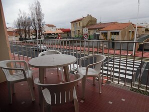 Outdoor dining - Spacious 1BR apartment for 4 with parking near beach in Canet-Plage (Canet-Plage)