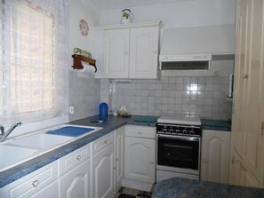 Fridge, microwave, oven - Spacious 1BR apartment for 4 with parking near beach in Canet-Plage (Canet-Plage)