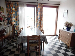 Dining - Spacious 1BR apartment for 4 with parking near beach in Canet-Plage (Canet-Plage)