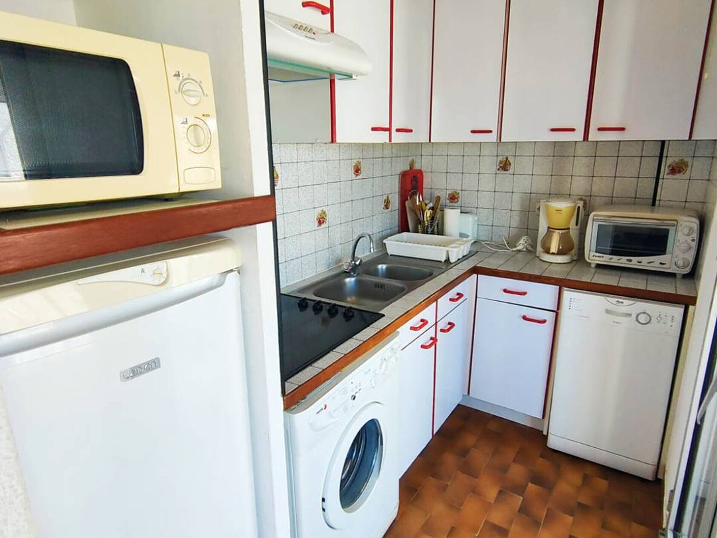 Een koelkast, een microgolfoven, een kookplaat, een vaatwasser
