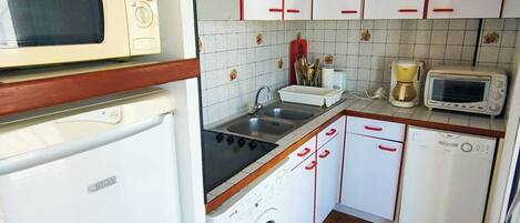 Geladeira, micro-ondas, cooktop, lava-louças