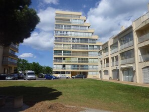 Exterior - Pleasant 3-Room Apartment with Terrace and Parking in Canet-Port (Canet-Plage)