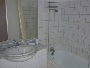Bathroom - Pleasant 3-Room Apartment with Terrace and Parking in Canet-Port (Canet-Plage)