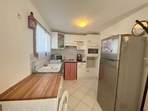 Fridge, microwave, oven, stovetop - Quiet house near beach, pets allowed, parking (Le Barcarès)