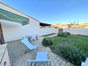 Outdoor dining - Cozy House with Garden, Parking, 900m from Beach, Pets Allowed – Sleeps 6 (Le Barcarès)