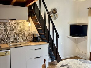 Interior - Cozy House with Garden, Parking, 900m from Beach, Pets Allowed – Sleeps 6 (Le Barcarès)