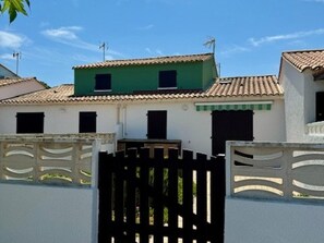Exterior - Cozy House with Garden, Parking, 900m from Beach, Pets Allowed – Sleeps 6 (Le Barcarès)