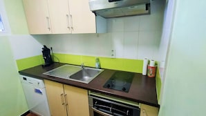 Una cocina con lavaplatos, estufa y lavavajillas.