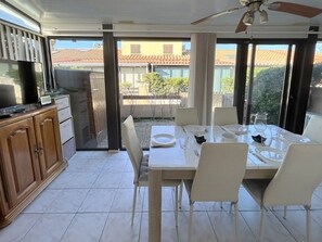 Dining - Charming, Calm Home with AC, Terrace, Near Beach & Parking, Sleeps 4 (Le Barcarès)