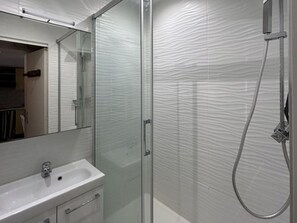 Bathroom - Charming, Calm Home with AC, Terrace, Near Beach & Parking, Sleeps 4 (Le Barcarès)