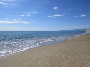 A beach with a clear sky and calm sea. - Charming T2 with mezzanine and parking in Le Barcarès (Le Barcarès)