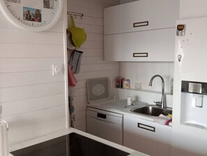 Een koelkast, een microgolfoven, een oven, een vaatwasser