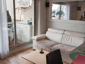 TV - 1-Bedroom Apartment with Private Parking and Balcony in Canet Plage (Canet-en-Roussillon)