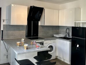 Fridge, microwave, oven, stovetop - Cozy Apt Near Beach with Terrace, Parking & AC – Le Barcarès (Le Barcarès)