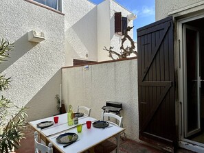 Outdoor dining - Cozy Apt Near Beach with Terrace, Parking & AC – Le Barcarès (Le Barcarès)