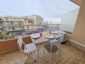 Outdoor dining - 1BR Apartment in Canet Center, Parking, Air Conditioning (Canet-en-Roussillon)