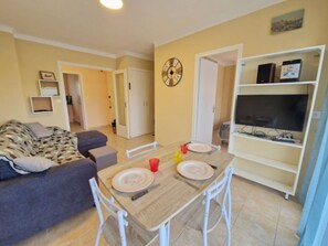 TV - 1BR Apartment in Canet Center, Parking, Air Conditioning (Canet-en-Roussillon)