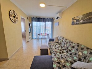 TV - 1BR Apartment in Canet Center, Parking, Air Conditioning (Canet-en-Roussillon)