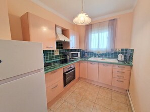 Fridge, microwave, oven, coffee/tea maker - 1BR Apartment in Canet Center, Parking, Air Conditioning (Canet-en-Roussillon)