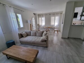 TV - Modern villa with air conditioning and Wi-Fi, near beach for 6 people (Canet-en-Roussillon)