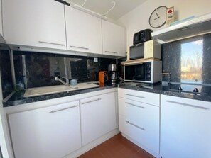 Fridge, microwave, stovetop, coffee/tea maker - Cozy studio with sea view and private parking (Le Barcarès)