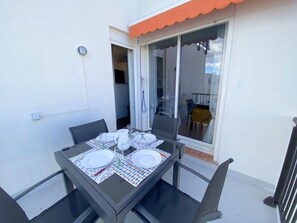 Outdoor dining - Cozy studio with sea view and private parking (Le Barcarès)
